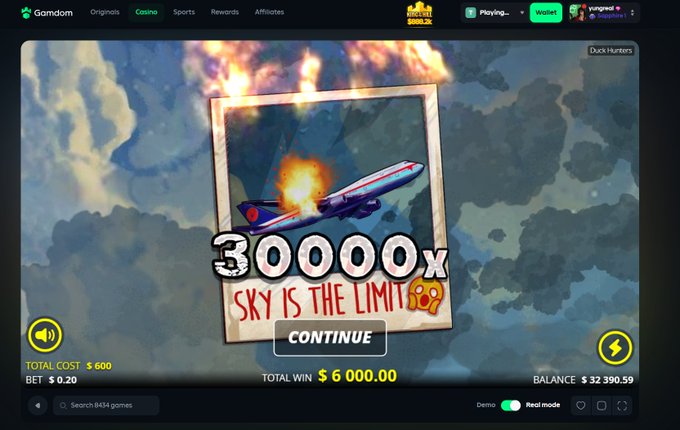 A player on Gamdom's "Duck Hunters" slot machine celebrates a massive 30,000x win ("SKY IS THE LIMIT") with a total payout of $6,000.00 from a $600 bet, prompting them to share their success and request SOL donations in the post.