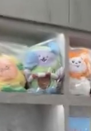 The image shows three small plush toys in plastic packaging sitting on a shelf—a yellow one, a green one, and an orange one—appearing to be the mini collectible items being referenced in the post about "Little Qian" size plushes from the brands GEMMHOUSE and AVOCEAN.