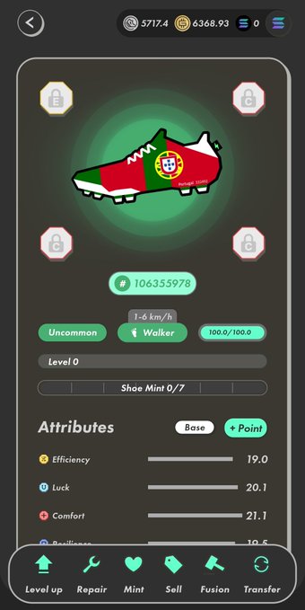 The image shows a phone screen with a soccer shoe displayed, along with some text that reads "2足持ってた。 ポーランドがどの国になるか楽しみ". The focus of this image is on the soccer shoe and its connection to the post.