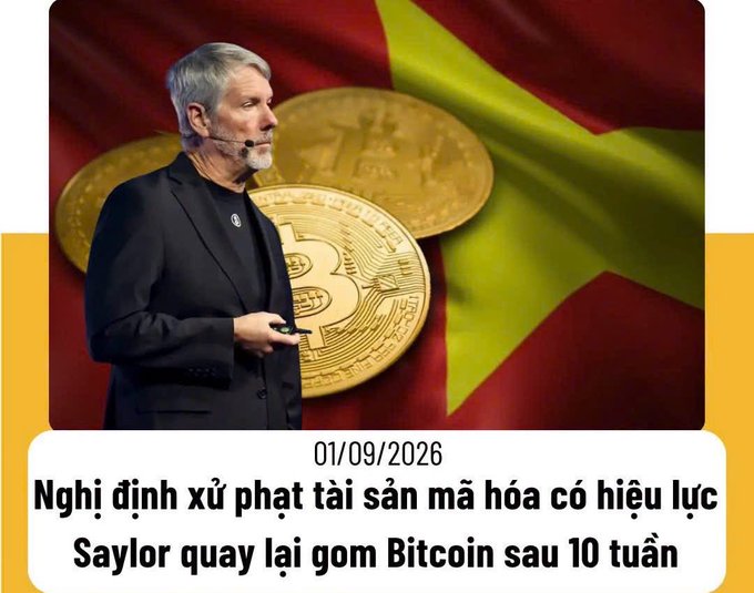 A Man speaking on stage with Bitcoin coins and a red flag in the background, with Vietnamese text below dated 01/09/2026 discussing a decree on virtual asset penalties and Saylor resuming Bitcoin purchases after 10 weeks.