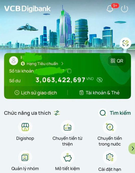 The image shows a VCBDigibank mobile banking app screenshot displaying an account balance of 3,063,422,697 VND (approximately 3 billion Vietnamese Dong) in a standard savings tier. This pairs with the post's caption that questions whether one would risk such a substantial sum on leveraged crypto Futures trading or simply hold it as Spot, given how difficult it is to protect a 3 billion VND portfolio from wipeout.