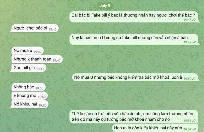 A Vietnamese-language chat conversation dated July 9 discussing a scenario about a gambler who cannot lock his computer after buying software, with messages appearing as green and white chat bubbles on a green patterned background.