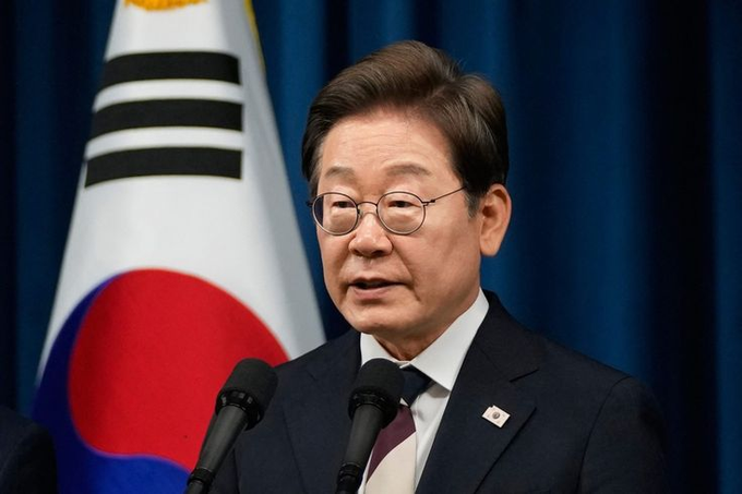 South Korean President Lee Jae Myung speaks at a podium with the South Korean flag behind him, addressing the nation's recent market volatility as his administration weighs stricter regulations on leveraged ETFs amid historic stock market swings.