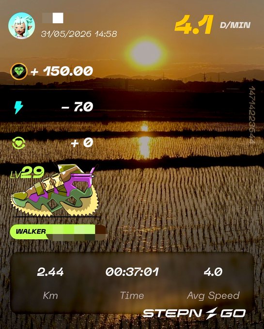 The image shows a fitness app screen with a sunset background, displaying the time as 4:01 pm and the user's current step count of 2,400 steps. The app also provides information about the user's walking speed, which is 1.5 km/h.