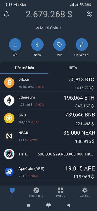 A Vietnamese cryptocurrency wallet app screenshot showing a balance of '2.679.268 $' with holdings including Bitcoin (55.818 BTC), Ethereum (196.064 ETH), BNB (739.646 BNB), NEAR (36.000 NEAR), TIKT, and ApeCoin (APE).