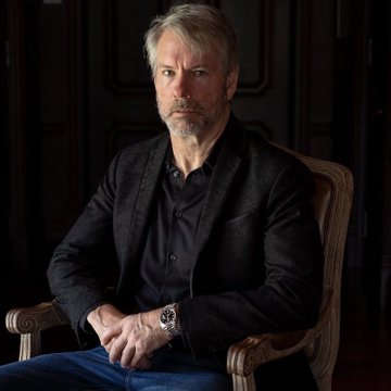 Michael Saylor, seen here, is the CEO of MicroStrategy ($MSTR), a company that recently sold 1,637 $BTC worth $102 million.