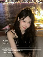A vertical photo of a young woman with long dark hair posing by a window at night, with some Chinese text overlaid on the left side of the image.