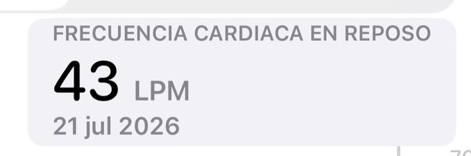 A health app screen displays 'FRECUENCIA CARDIACA EN REPOSO' (resting heart rate) at '43 LPM' dated '21 jul 2026'.