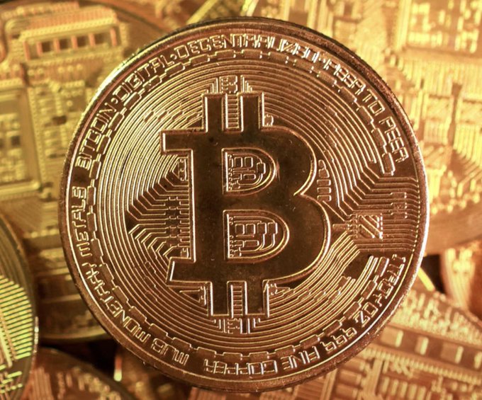 A close-up of a physical Bitcoin token with the iconic "₿" symbol and inscriptions reading "BITCOIN DIGITAL DECENTRALIZED PEER TO PEER" and "FINE COPPER," commemorating StarkWare's successful execution of the first quantum-resistant Bitcoin transaction.