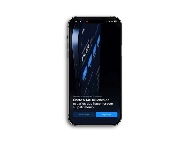 A smartphone displaying the Kraken cryptocurrency app with Spanish text reading 'Únete a 140 millones de usuarios que hacen crecer su patrimonio' (Join 140 million users growing their wealth), featuring 'Iniciar sesión' and 'Registrarse' buttons.