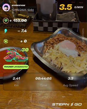 The image shows a wooden table with two plates of food, one containing eggs and cheese, while the other has a plate of noodles. The background includes a computer screen displaying information about a fitness app called "StepN Go".