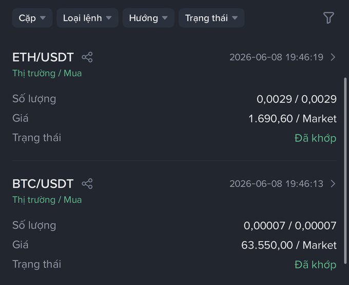 The image shows a computer screen displaying two different cryptocurrency market data tables, one for Bitcoin (BTC) and another for Ether (ETH). The Bitcoin table has a total of four rows with various columns containing information about the Bitcoin market. The Ether table also has four rows but only three columns, providing similar details about the Ether market. Both tables are in Vietnamese, which is evident from the language used to describe them.