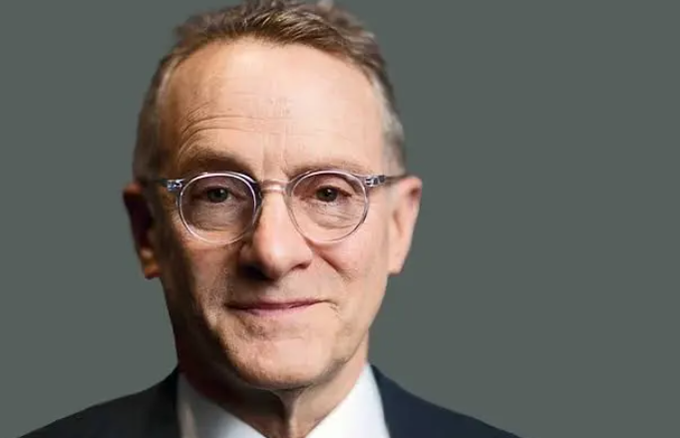 Howard Marks, co-founder of Oaktree Capital Management, is shown wearing round glasses and a dark suit with a slight smile, pictured in a professional headshot style. The accompanying post features a quote attributed to him about the nature of investing, overlaid with a Chainlink ($LINK) cryptocurrency reference, though the image itself contains no visible text or branding related to either the quote or the crypto ticker.