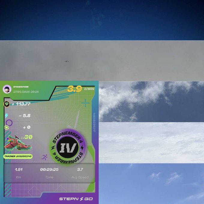 The image shows a fitness tracking app with a purple background, displaying a running timer for an athlete named "Stepenner" who has run 3.9 miles at a speed of 4 mph. The app also provides information about the distance covered by the user in real-time and their current position on a map.