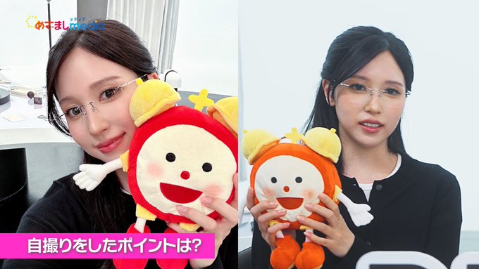 A split-screen Japanese video thumbnail showing a woman with glasses in two selfie poses holding red and orange plush characters, with the text '自撮りをしたポイントは？' (What are the points of the selfie?).
