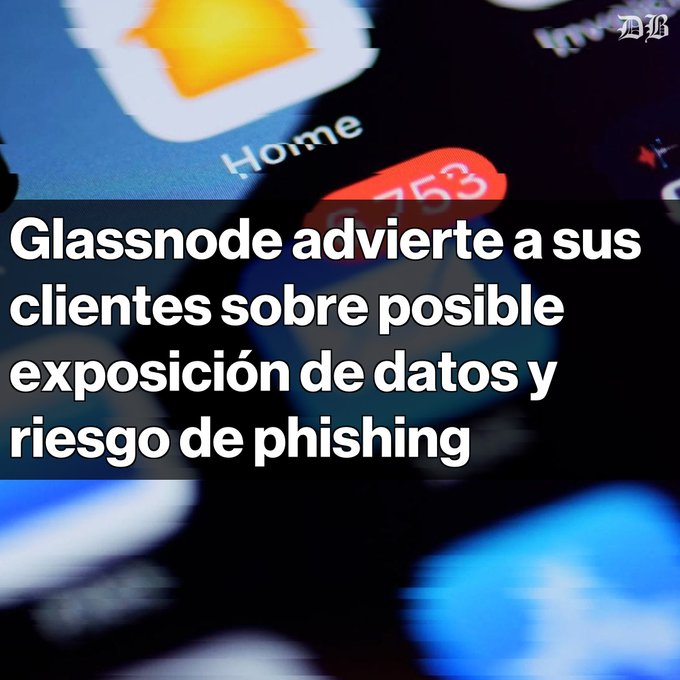 Graphic overlay with the headline 'Glassnode advierte a sus clientes sobre posible exposición de datos y riesgo de phishing' (Glassnode warns clients about data exposure and phishing risk), with app icons visible in the background.