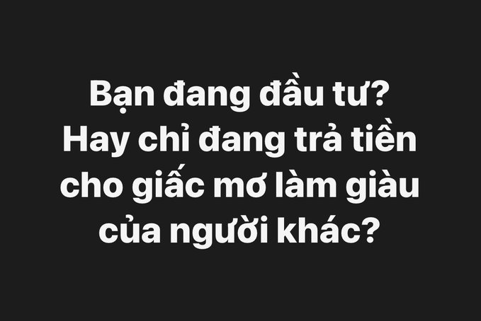 A black background with white Vietnamese text asking 'Bạn đang đầu tư? Hay chỉ đang trả tiền cho giấc mơ làm giàu của người khác?'