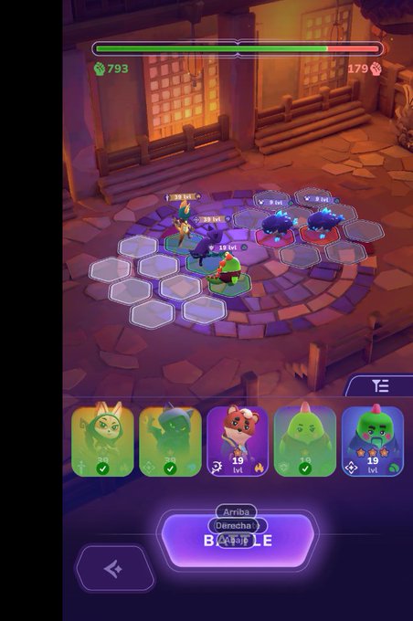 A screenshot of a mobile game showing a battle on a hexagonal grid with character icons at the bottom, featuring a 'BATTLE' button overlaid with Portuguese text reading 'Arriba', 'Derecha', and 'Atrás'.