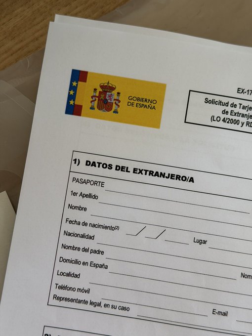 A Spanish government form titled 'Solicitud de Tarjeta de Extranjero/a' from the 'GOBIERNO DE ESPAÑA' (EX-17), showing section '1) DATOS DEL EXTRANJERO/A' with fields for passport, name, birth date, nationality, and contact information.