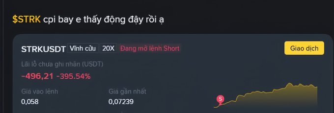 A cryptocurrency trading screen showing $STRK position with -496.21 USDT loss (-395.54%), entry price 0.058, current price 0.07239, and text 'cpi bay e thấy đỏng đảy rồi à'.