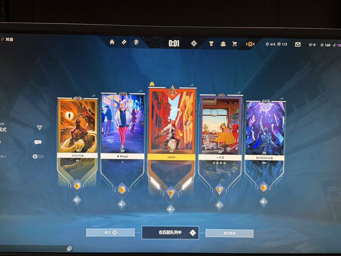 A photo of a gaming lobby screen showing five player cards including one highlighted "fearlie" selection, with Chinese text "在匹配队列中" (In matchmaking queue) and timer showing 0:01, reflecting the poster's intention to switch to gaming after social media fatigue.