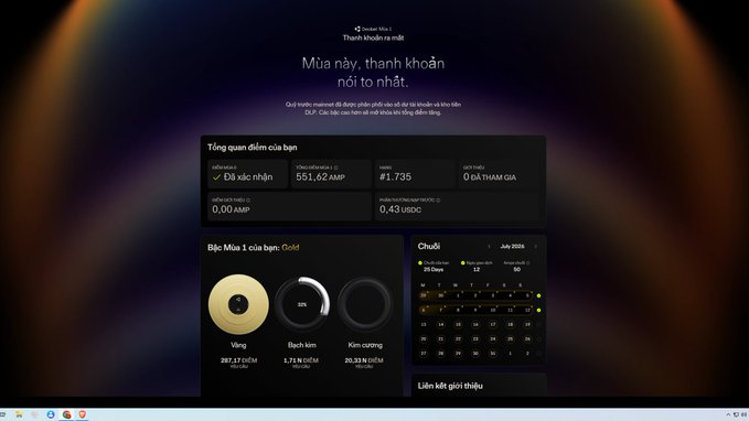 A Vietnamese-language cryptocurrency staking dashboard for 'Deeper Mini 1' showing total value of 551.62 XRP with 1,735 stakers, displaying rewards and a calendar for July 2025.