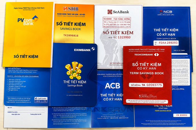 A collection of Vietnamese bank savings books (Sổ Tiết Kiệm) from various institutions including PVcomBank, SHB, SeABank, NCB, Eximbank, Techcombank, and ACB, with account numbers like TK3996816 and SC1315993 visible. The image illustrates the post's point about capital preservation through traditional banking, showing that money kept in savings accounts has retained its value and purchasing power.