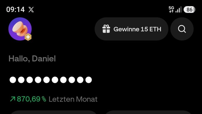 A mobile cryptocurrency app screen greeting 'Hallo, Daniel' in German, showing a green upward trend of 870.69% from the last month and a gift button offering 'Gewinne 15 ETH'.