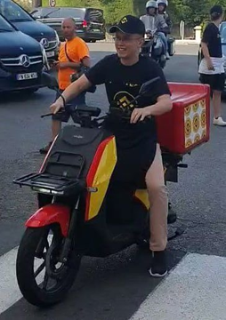 A delivery rider sits on a red scooter with a pizza delivery box, humorously symbolizing the poster's reflection on their failed $PIZZA investment from the previous BTC inscription cycle, which peaked near 150,000 USD before going to zero.