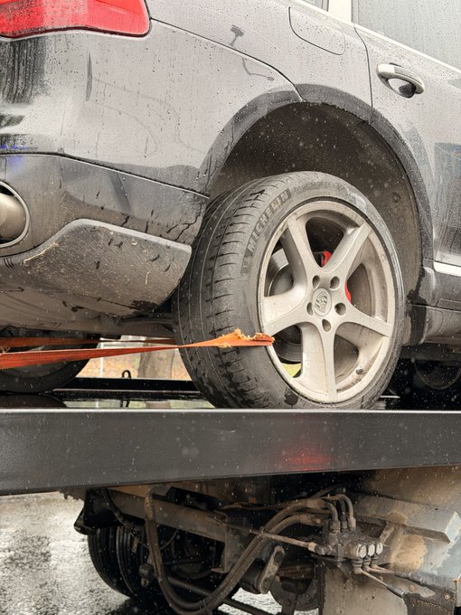 An Audi vehicle secured with an orange strap on a flatbed tow truck, with Michelin tires visible on its alloy wheels.

The post about "La seguridad en web3" ("Security in web3") connects to this image through the irony of a car being secured with physical straps—even vehicles need protection from theft or movement, just as digital assets require robust security measures in the decentralized web.