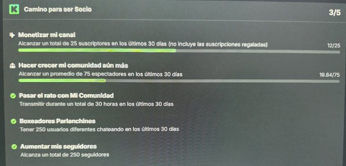 A Spanish-language streaming partner path screen titled 'Camino para ser Socio' (Path to become a Partner), showing progress on goals: 12/25 subscribers, 19.84/75 average viewers, and completed objectives for streaming hours and unique chatters.