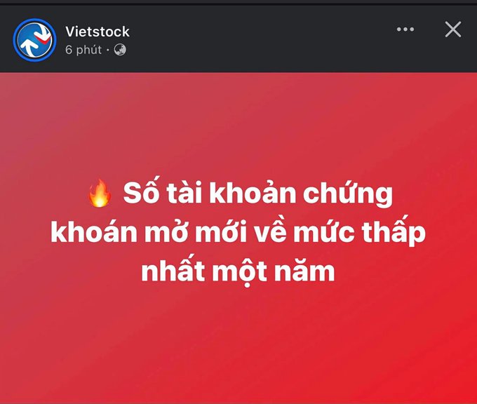 A Vietstock Facebook post with red background displays Vietnamese text 'Số tài khoản chứng khoán mở mới về mức thấp nhất một năm' with a fire emoji.