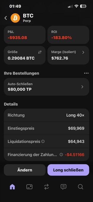 The image shows a close-up of an iPhone screen displaying information about a cryptocurrency called Bitcoin. The text displayed in multiple languages, including English, French, German, and German, indicates that the app provides information for users in various countries. There are two notifications on the screen - one located above the other. The first notification is titled "BTC", which stands for Bitcoin, and appears to be a list of transactions or market details related to Bitcoin. The second notification is labeled "Long schlubben" with a purple color, likely an indication that this app helps users understand how long their Bitcoin holdings are worth in various denominations, such as bitcoins or dollars.