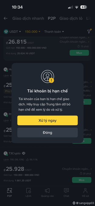 a screenshot of a crypto trading app showing a 'Tài khoản bị hạn chế' (Account restricted) warning dialog with 'Xử lý ngay' and 'Đóng' buttons, over a P2P trading interface showing USDT prices.