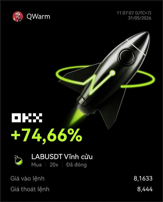 The image features a green rocket ship with a black body and a yellow stripe along its side. The rocket ship has a small flame coming out of the top, adding a sense of motion to the scene. The background of the image is black, which contrasts with the rocket ship's vibrant colors. In the bottom right corner of the image, there are some text elements in another language that read "Slim down your waist, baby", and "I'M HAT THE TOP".