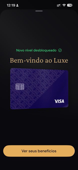 A mobile app screen in Portuguese announcing 'Novo nível desbloqueado - Bem-vindo ao Luxe' with an image of a purple Visa card and a 'Ver seus benefícios' button.