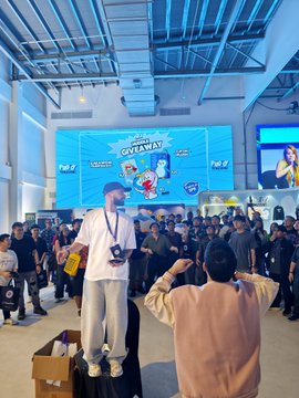A speaker addresses a packed crowd at the Pudgy Penguins and dyli.io booth during Ultra Web3 Festival, with "DOORWAY" branding and the Pudgy Penguins logo displayed on screens behind the stage.