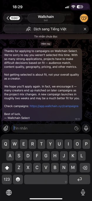 The image shows a cell phone screen with a message displayed on it. The message appears to be written in a foreign language or script that is not easily recognizable, making it difficult for someone to understand its content. The text of the message reads, "Anh em nào apply trên @wallchain đâng bài kiếm tiền thì check ở bot nhé. Vừa có kết quả rồi, mình tạch nhé anh em, báo giá bèo nhất không, hú e biết với." The image does not provide any additional context or information about the message's content.