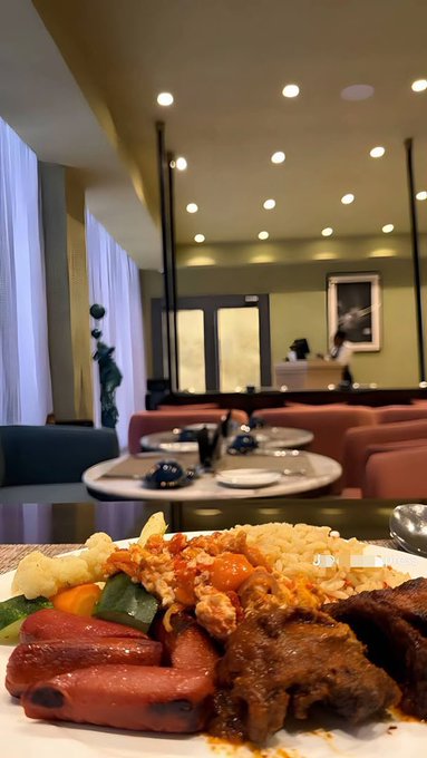 A plated meal of fried rice, vegetables, hot dogs, and braised meat sits in the foreground of an empty restaurant dining room.

The image contrasts the post's message about disciplined risk management with the abundance of food on the plate—much like a controlled, measured approach to trading means stopping at one satisfying serving rather than overindulging.