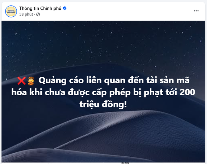A Facebook post screenshot from 'Thông tin Chính phủ' with Vietnamese text reading 'Quảng cáo liên quan đến tài sản mã hóa khi chưa được cấp phép bị phạt tới 200 triệu đồng!' against a starry night desert background.