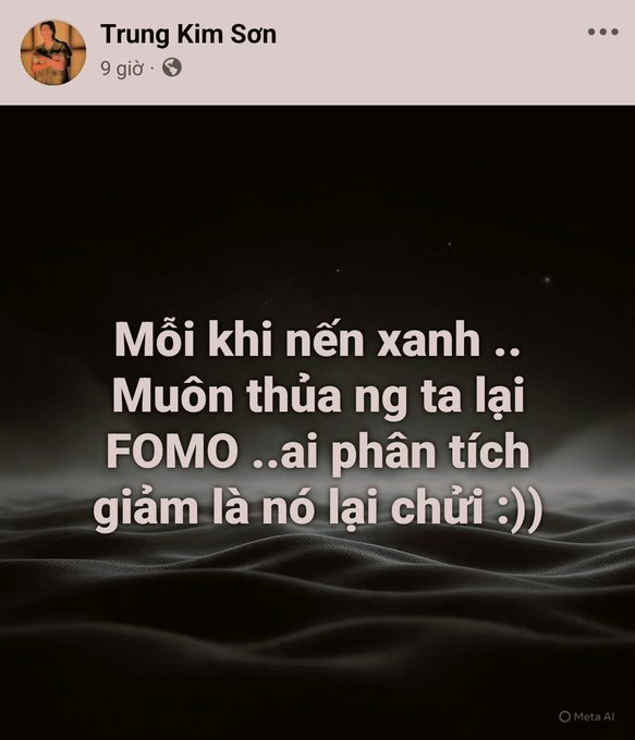 A Facebook post by "Trung Kim Sơn" features white Vietnamese text on a dark, misty ocean background, reading: "Mỗi khi nến xanh .. Muốn thừa ng ta lại FOMO ..ai phận tích giảm là nó lại chửi :))" — a humorous quip about crypto traders fearing missing out (FOMO) during green candles and insulting analysts who predict dips, echoing the post's broader warning against overconfidence as Bitcoin approaches a potential 66k level.