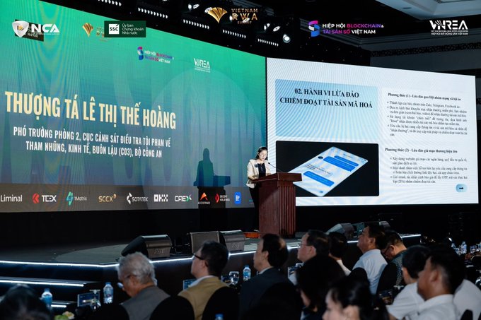 A conference scene with a speaker at a podium presenting on 'THƯƠNG TÀ LỄ THỊ THẾ HOÀNG' about Cyber Security Law violations (C83), with VIRESA and VNCA branding visible on screens, attended by an audience.