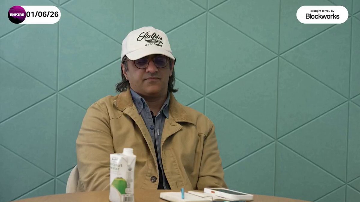 The image shows an interview with a man wearing sunglasses sitting at a table with a cell phone and a bottle of water placed next to him. The man appears to be talking about Bitcoin, which is a digital currency that has gained significant attention recently due to its potential impact on the global financial system. The post suggests that the cryptocurrency market's credibility and neutrality are crucial factors in determining its success.