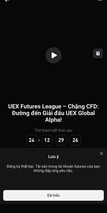 A dark screen displays a video titled 'UEX Futures League – Chặng CFD: Đường đến Giải đấu UEX Global Alpha!' with a countdown timer and a Vietnamese warning ('Lưu ý') about registration failure.