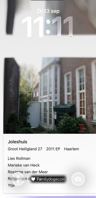 Mobile app screenshot dated 'Zo 13 sep 11:11' showing a photo of a building captioned 'Joleshuis, Groot Heiligland 27, 2011 EP Haarlem' with mentions of Lies Rollman, Marieke van Heck, Rosanne van der Meer, and Familydogecoin.
