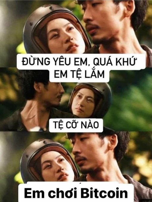 A Vietnamese meme featuring two characters with text 'ĐỪNG YÊU EM, QUÁ KHỨ EM TỆ LẮM', 'TỆ CỠ NÀO', and 'Em chơi Bitcoin' (Don't love me, my past is terrible - How terrible? - I play Bitcoin).