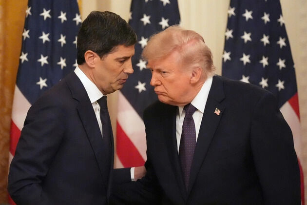 Two men in dark suits lean in for a close conversation, their foreheads nearly touching, as American flags fill the background behind them.

The image captures what appears to be a private, intense exchange between two political figures, which visually complements the post's focus on high-level US financial policy discussions, including Federal Reserve rate decisions and US-Japan currency intervention efforts.
