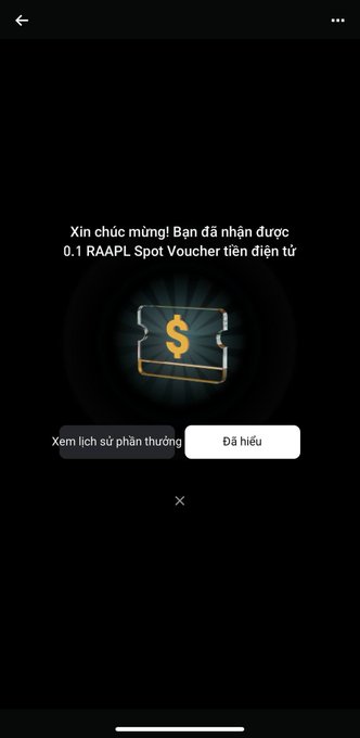 A screenshot in Vietnamese from a mobile app displaying a reward notification: 'Xin chúc mừng! Bạn đã nhận được 0.1 RAAPL Spot Voucher tiền điện tử' (Congratulations! You have received a 0.1 RAAPL Spot cryptocurrency Voucher), featuring a glowing ticket icon.