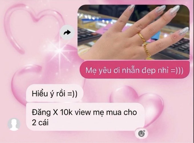 A pink-themed chat screenshot in Vietnamese where a sender writes 'Mẹ yêu ơi nhẫn đẹp nhĩ =)))' about a photo of a hand with manicured nails and gold rings, with a reply stating 'Đăng X 10k view mẹ mua cho 2 cái'.
