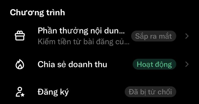 A screenshot of a "Chương trình" (Programs) menu in Vietnamese showing three options: "Phân thưởng nội dung" (Content rewards) marked "Sắp ra mắt" (Coming soon), "Chia sẻ doanh thu" (Revenue sharing) labeled "Hoạt động" (Active), and "Đăng ký" (Subscribe) marked "Đã bị từ chối" (Rejected), which relates to the post about paying $150/month to Elon Musk's platform in hopes of earning $1,500 back through the revenue sharing program.